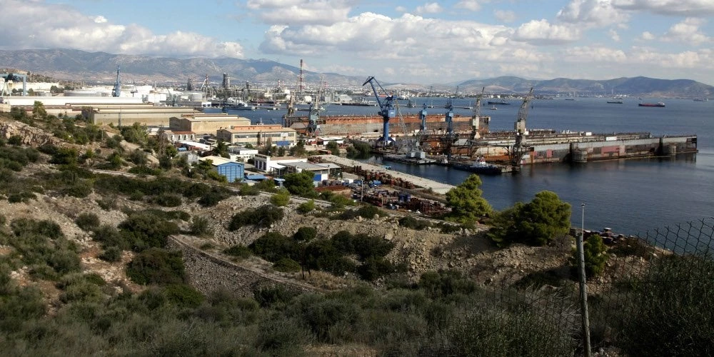 Εγκλωβισμένοι πρόεδρος και διευθυντής των Ναυπηγείων Ελευσίνας – Οι εργαζόμενοι δεν τους αφήνουν να φύγουν